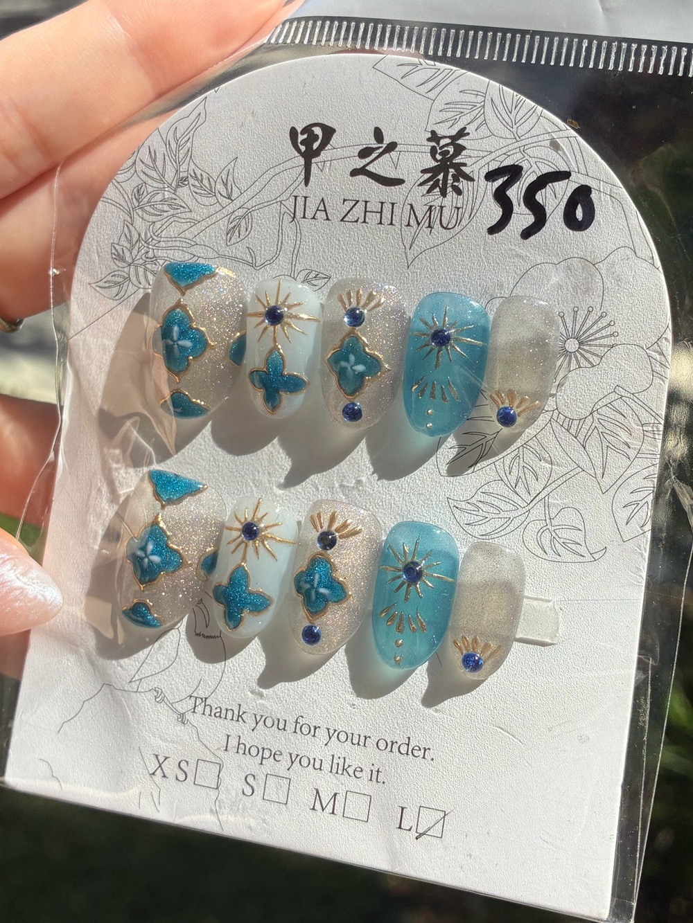 JIA ZHI MU Vintage Porcelain & Gold Starburst Gel Press-On Nails - Picture 3 of 3